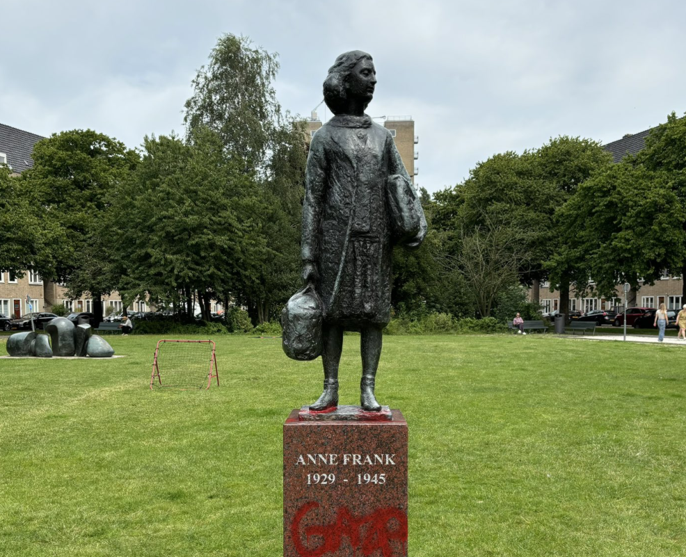 ANTISEMITISMO – Propal imbrattano la statua di Anne Frank