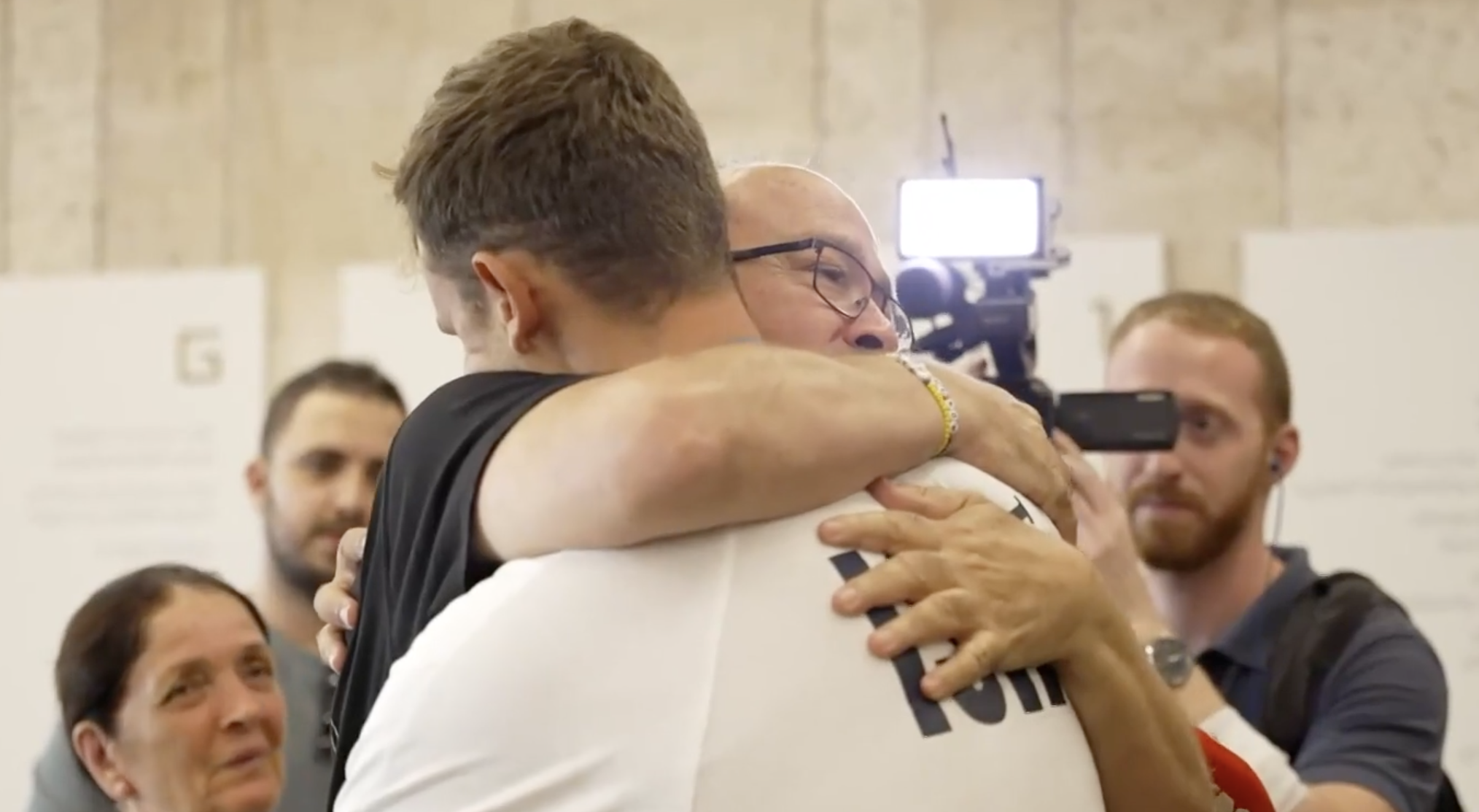 ISRAELE – Atleti olimpici abbracciano famigliari degli ostaggi