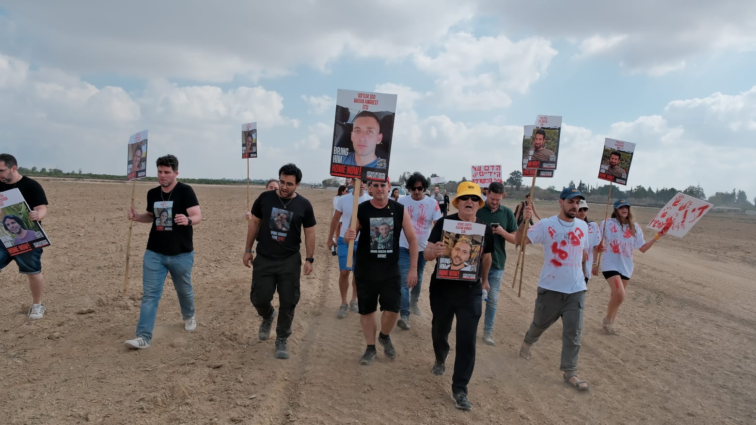 ISRAELE – Le famiglie degli ostaggi in marcia verso Gaza: “Bibi firma la tregua!”
