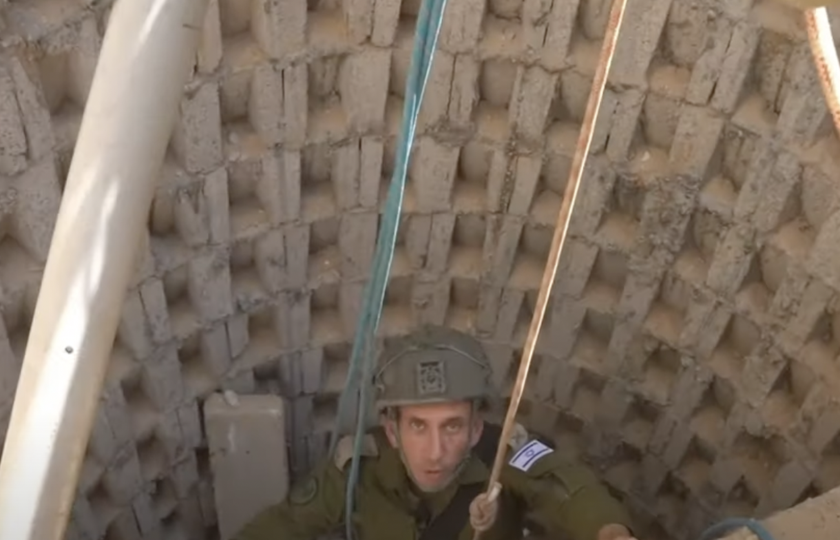 ISRAELE – Idf mostra tunnel dell’orrore. Familiari ostaggi: da Hamas crimini contro umanità