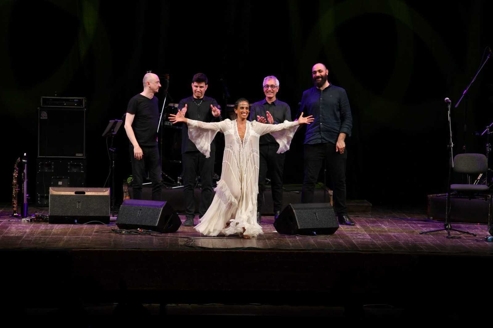 FIRENZE – Noa incanta il Verdi alla chiusura del Balagan Café