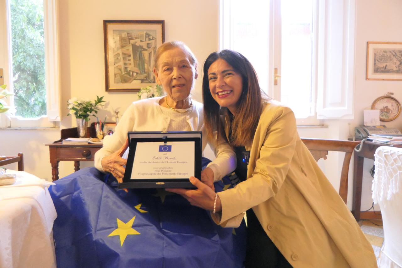 UE – A Pina Picierno la delega contro antisemitismo e per la Memoria <br> In gioco la tenuta della democrazia, dice a Pagine Ebraiche
