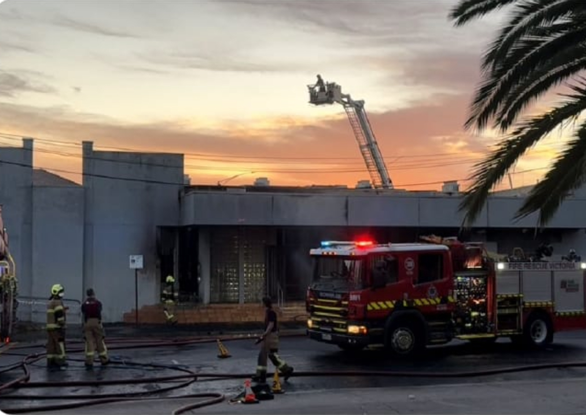 AUSTRALIA – Incendiata la sinagoga di Melbourne: «Attacco antisemita»