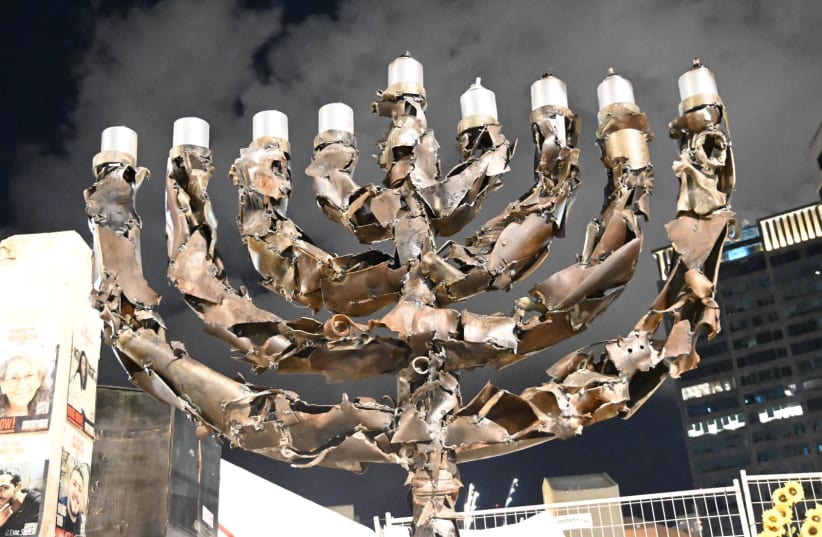 TEL AVIV – Nella piazza degli ostaggi una chanukkiah di speranza