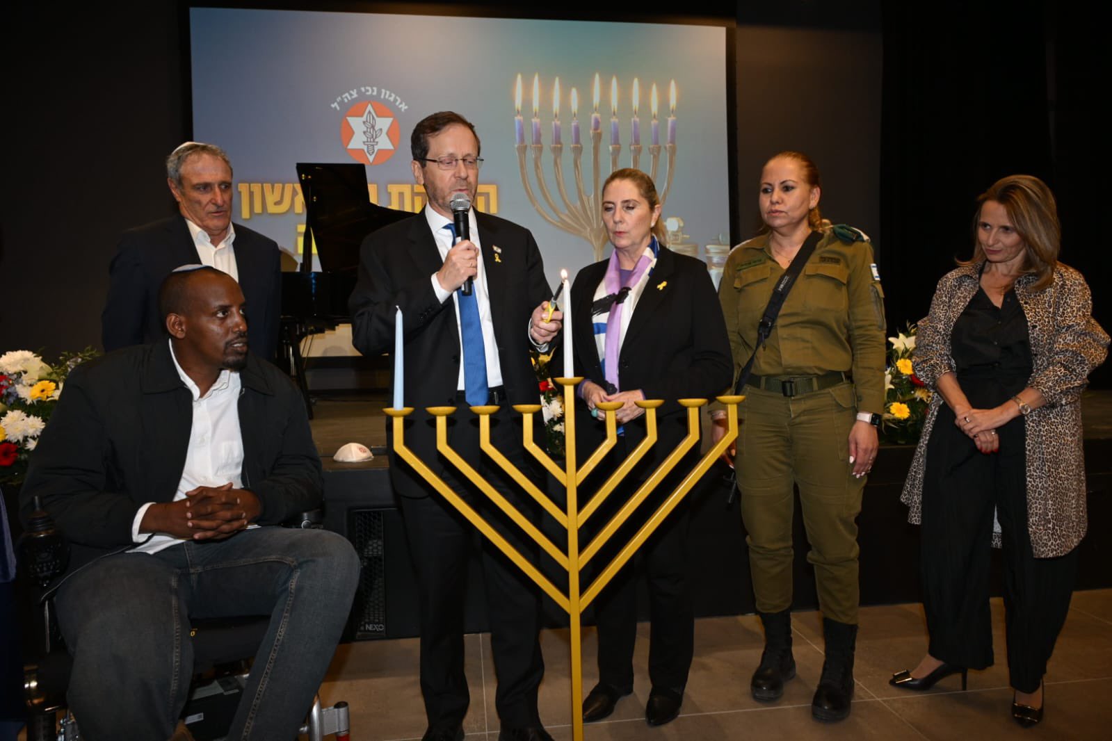 ISRAELE – Herzog accende la chanukkiah per gli ostaggi
