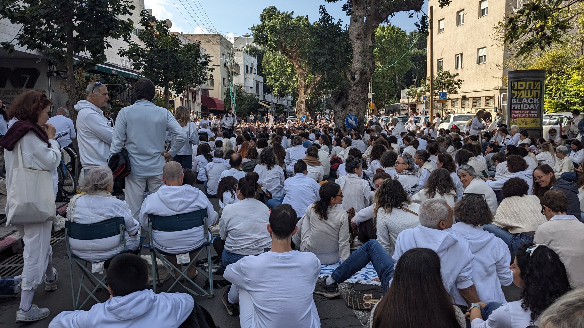 ISRAELE – Da Mishmeret 101 al calcio, il paese unito per gli ostaggi