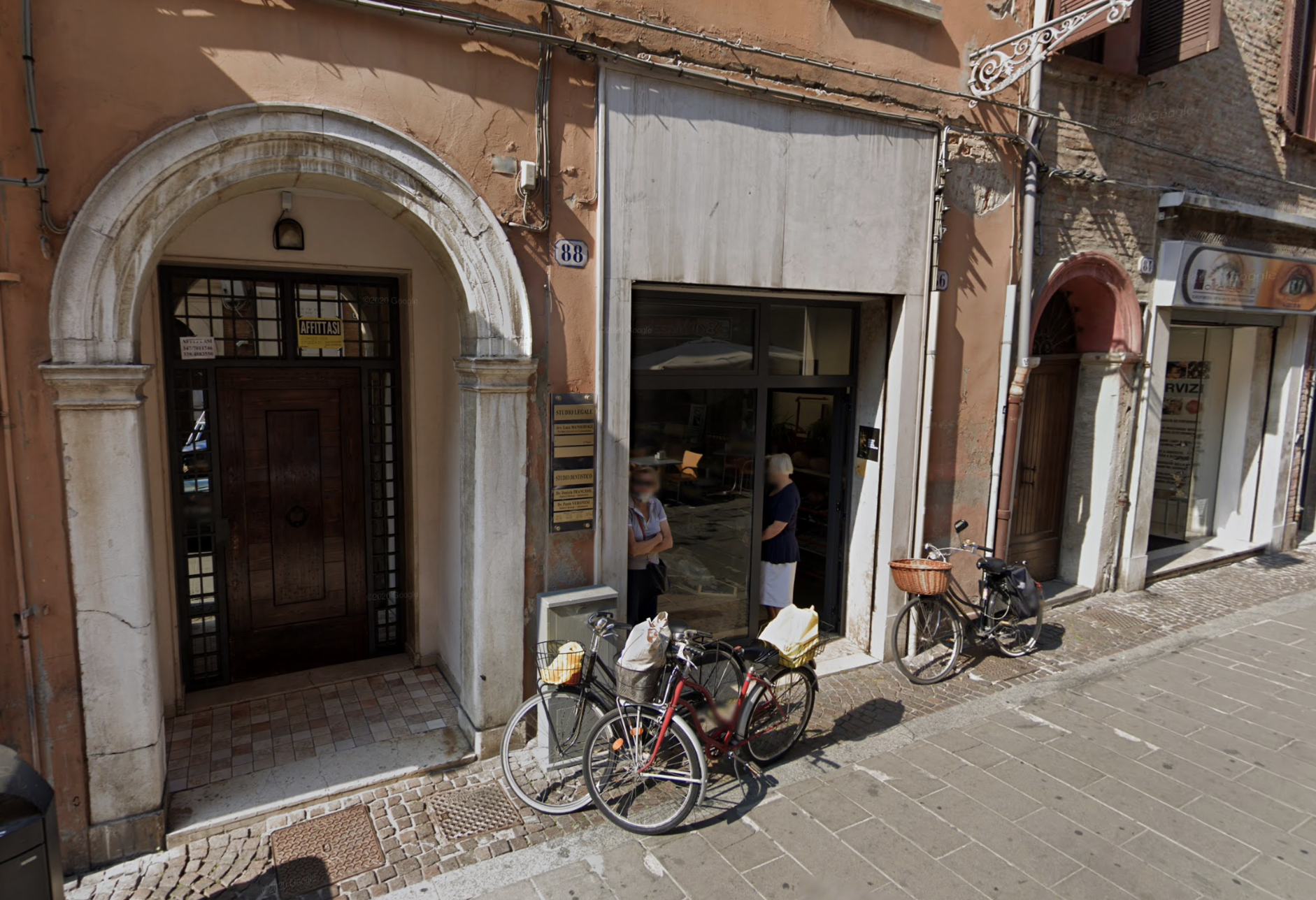 FERRARA – Tre famiglie, 15 pietre e un libro