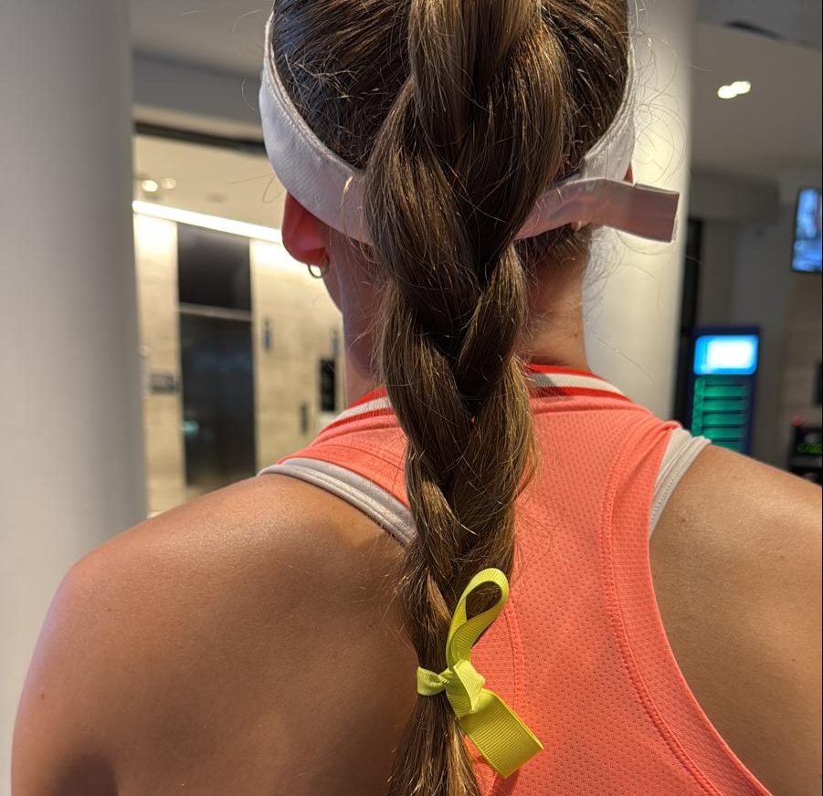 TENNIS – Un nastro tra i capelli per aggirare il divieto