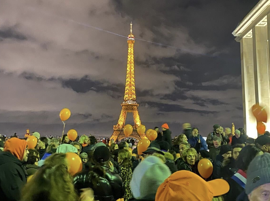 PARIGI – La Tour Eiffel si illumina d’arancione
