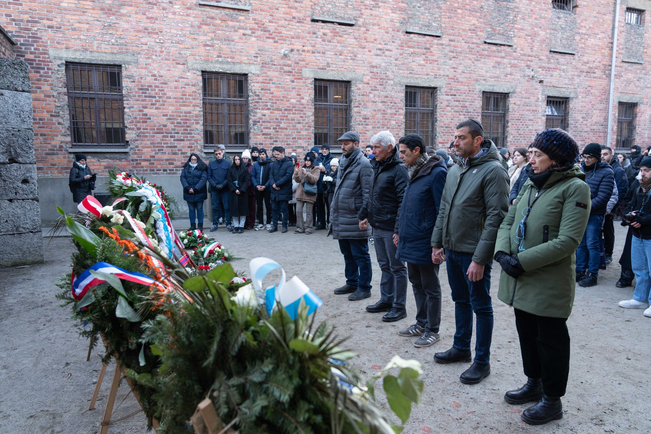 MEMORIA – Il ministro Abodi in visita ad Auschwitz