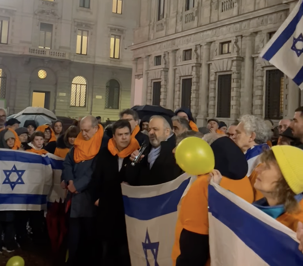 MILAN – Piazza della Scala turns orange for Kfir and Ariel Bibas