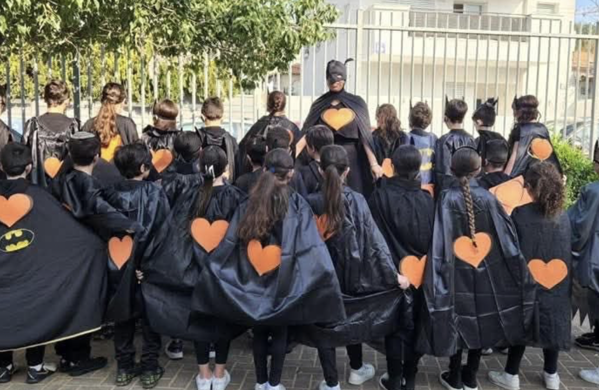 ISRAELE – Tanti piccoli Batman ricordano Ariel Bibas a Purim