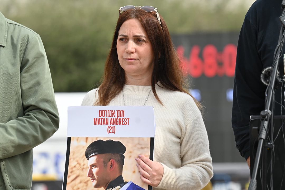 ISRAELE – I genitori dell’ostaggio Matan: «Torturato ogni giorno, riportiamolo a casa» 