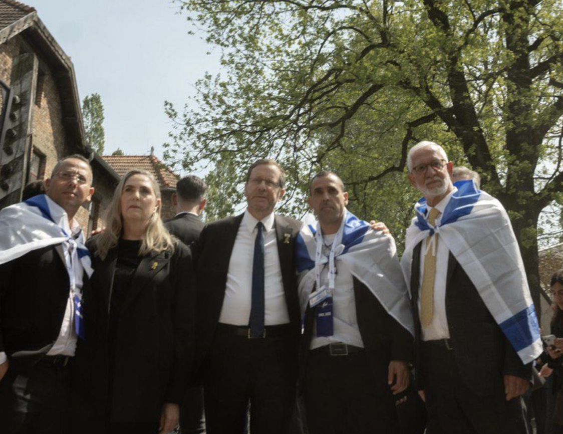 MEMORIA – L’ex ostaggio e l’appello da Auschwitz: «Santifichiamo la vita, riportiamo a casa i rapiti»