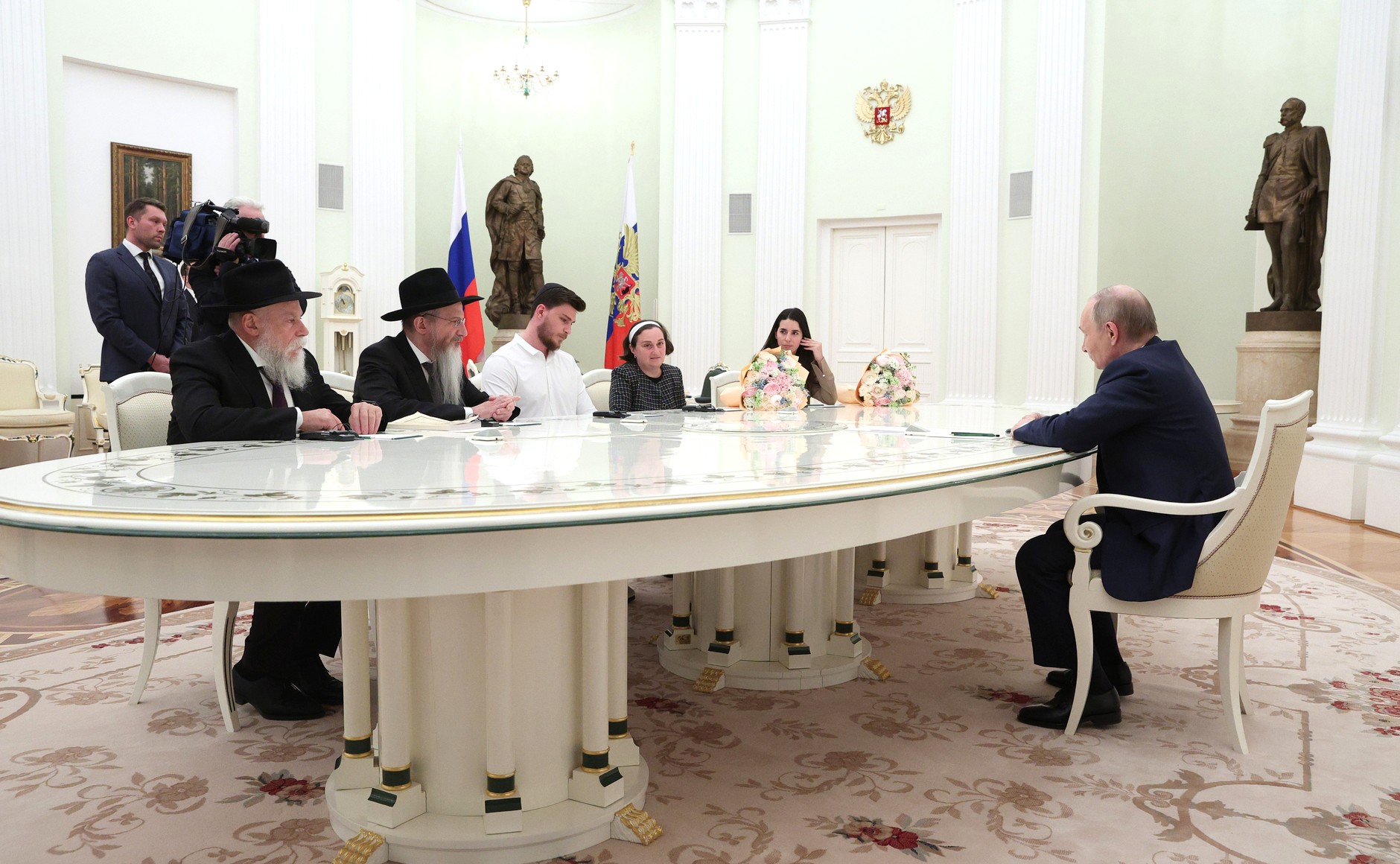 RUSSIA – Putin incontra ex ostaggi e ringrazia Hamas