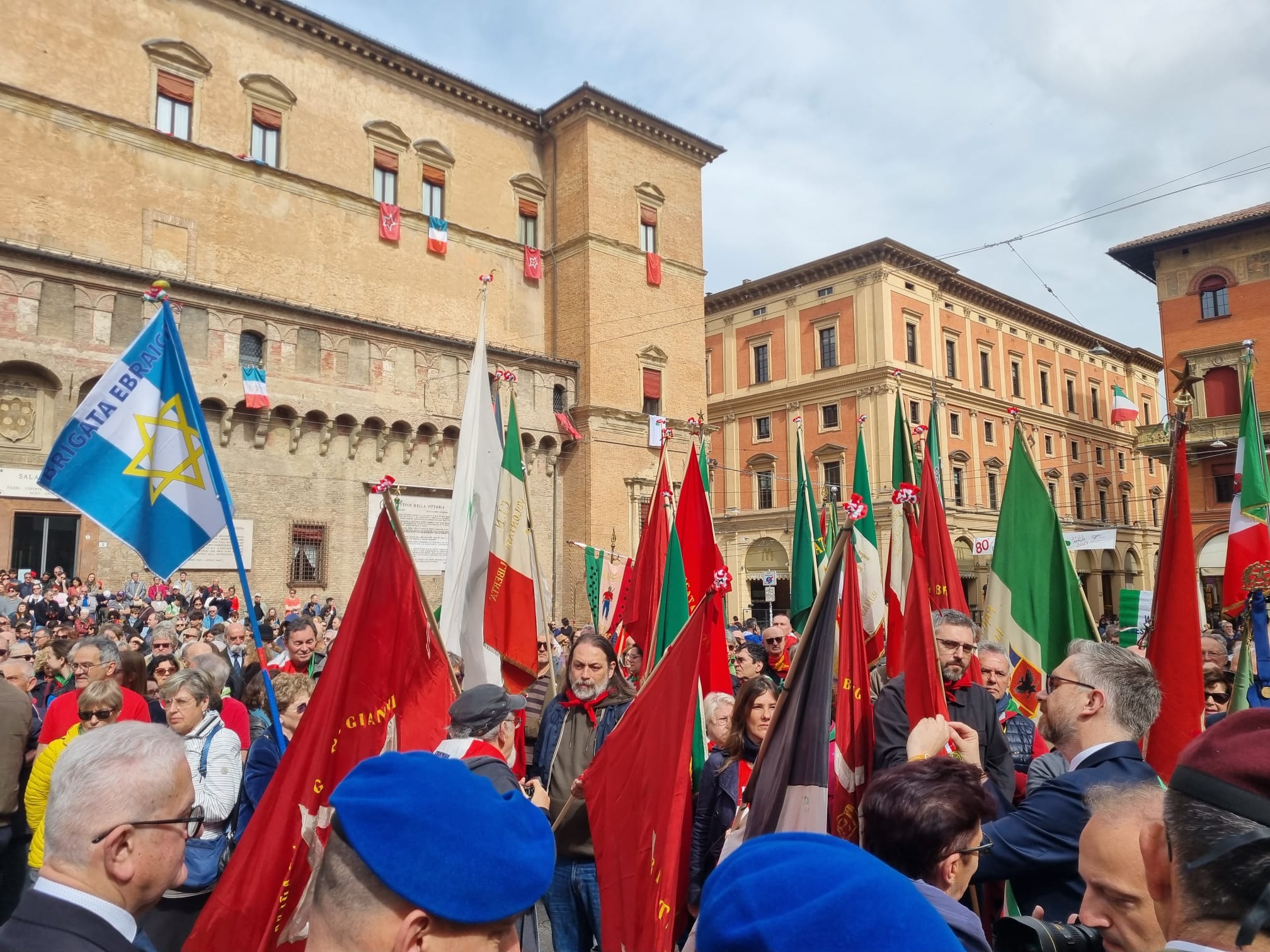 BOLOGNA – Le bandiere della Resistenza celebrate in piazza