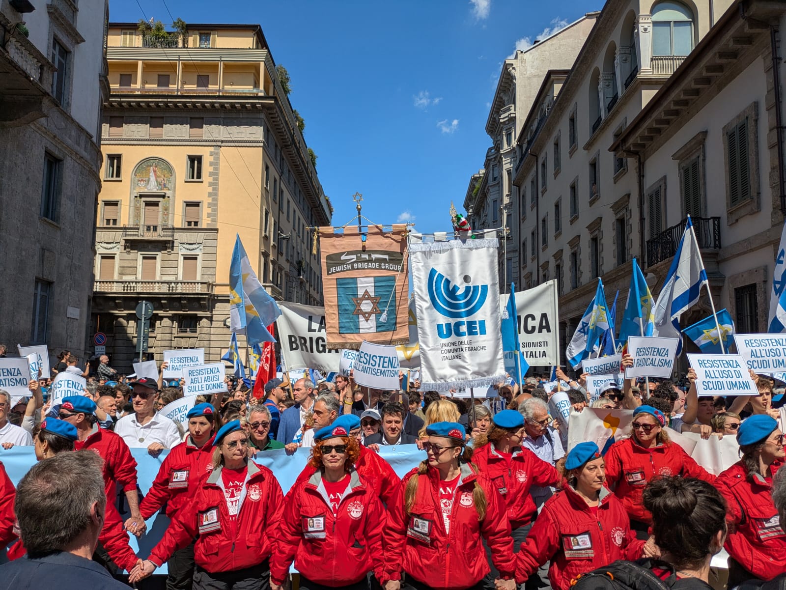 25 APRILE – Brigata ebraica sotto scorta a Milano tra applausi e tensioni