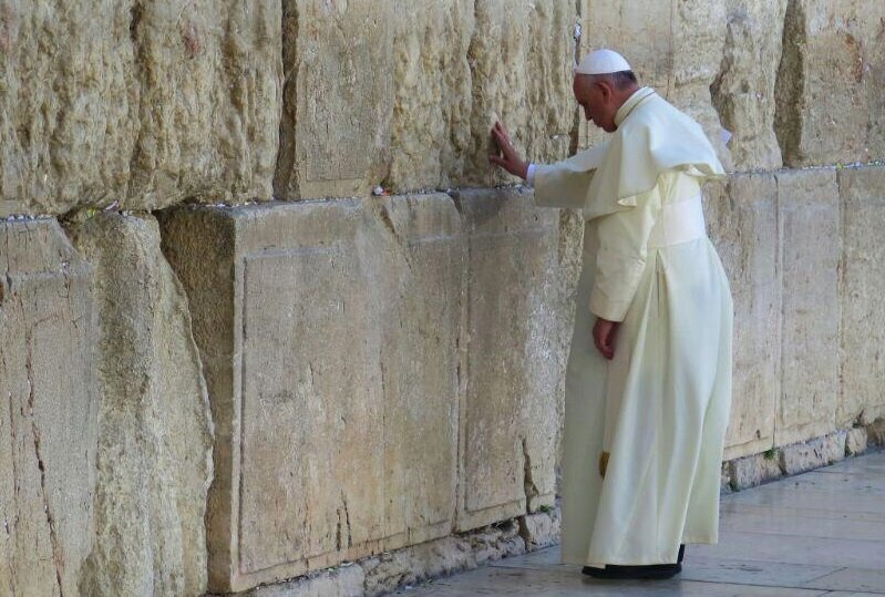 PAPA FRANCESCO – Dodici anni di pontificato visti con una lente ebraica