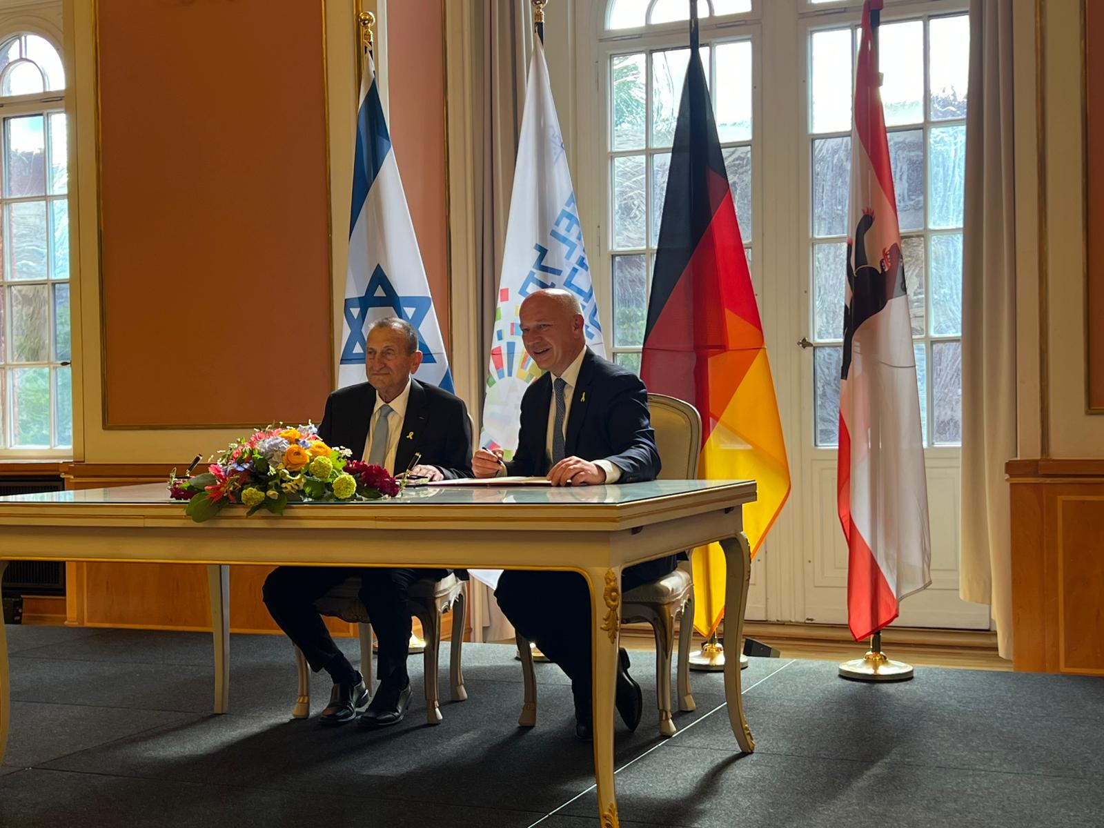 BERLINO – Firmato il gemellaggio con Tel Aviv: «Alleanza per il futuro»