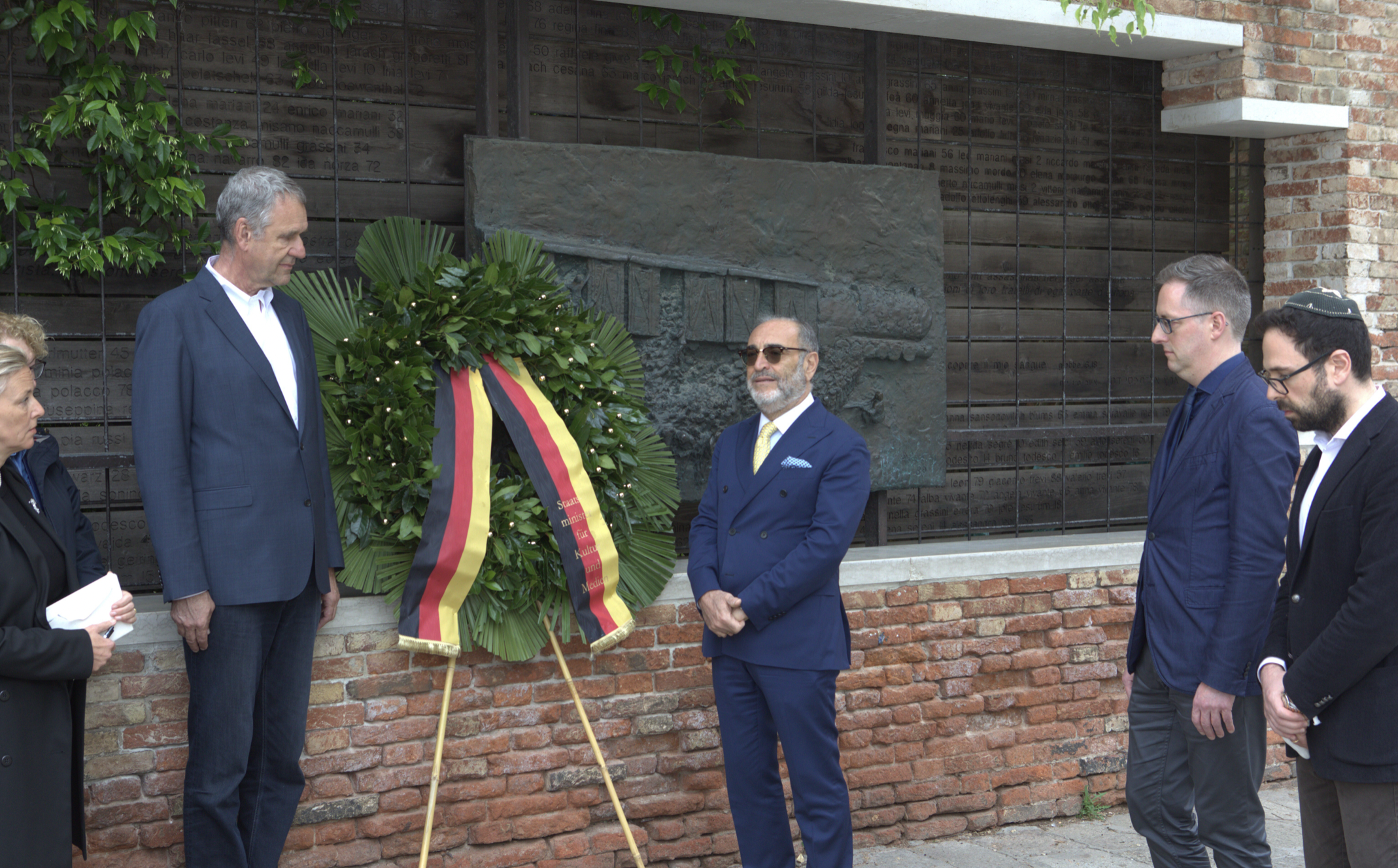 VENEZIA – Una corona per ricordare gli 80 anni della capitolazione nazista
