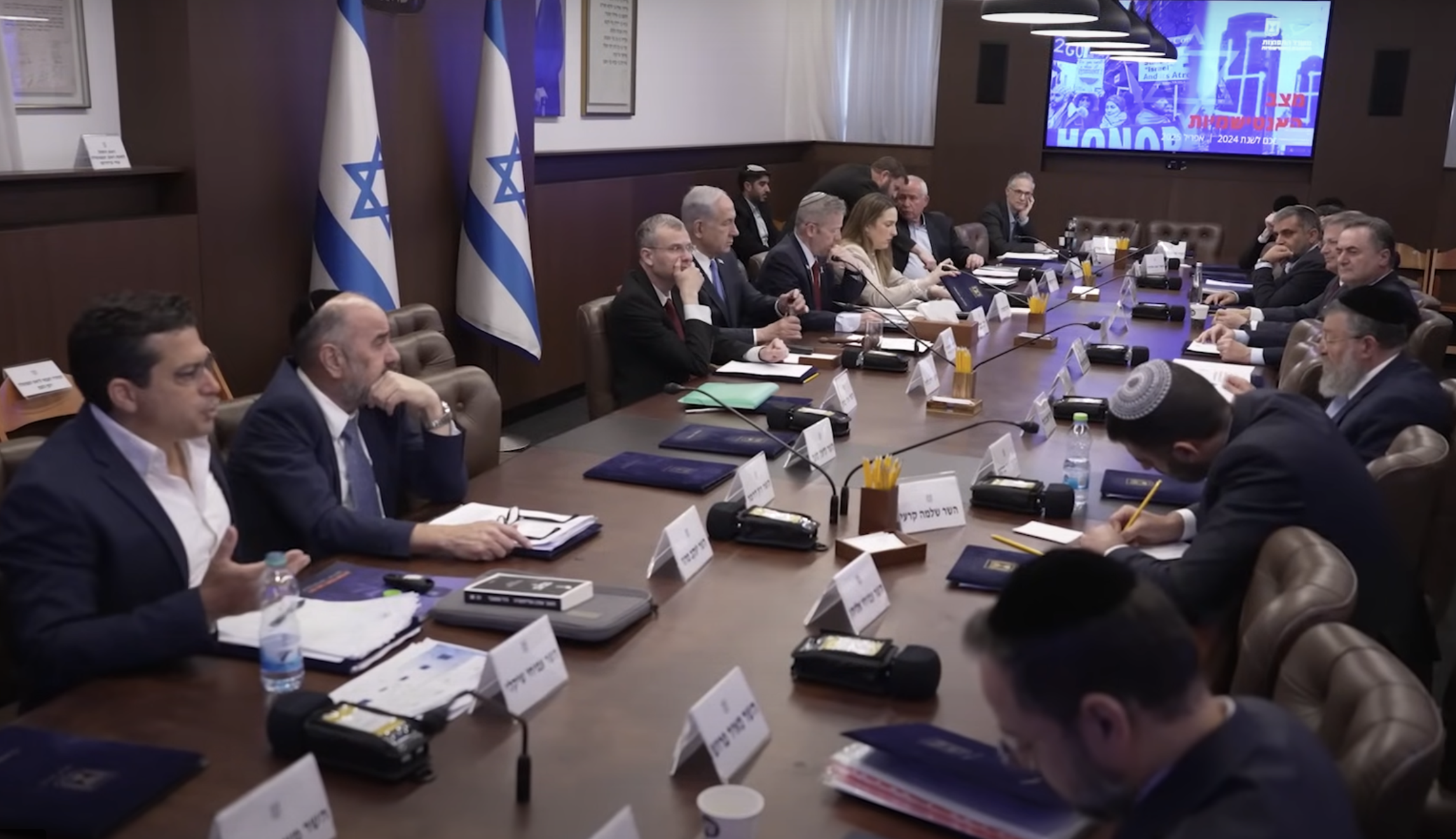 ISRAELE – Sanzioni a due ministri mentre sale la tensione sulla leva per tutti