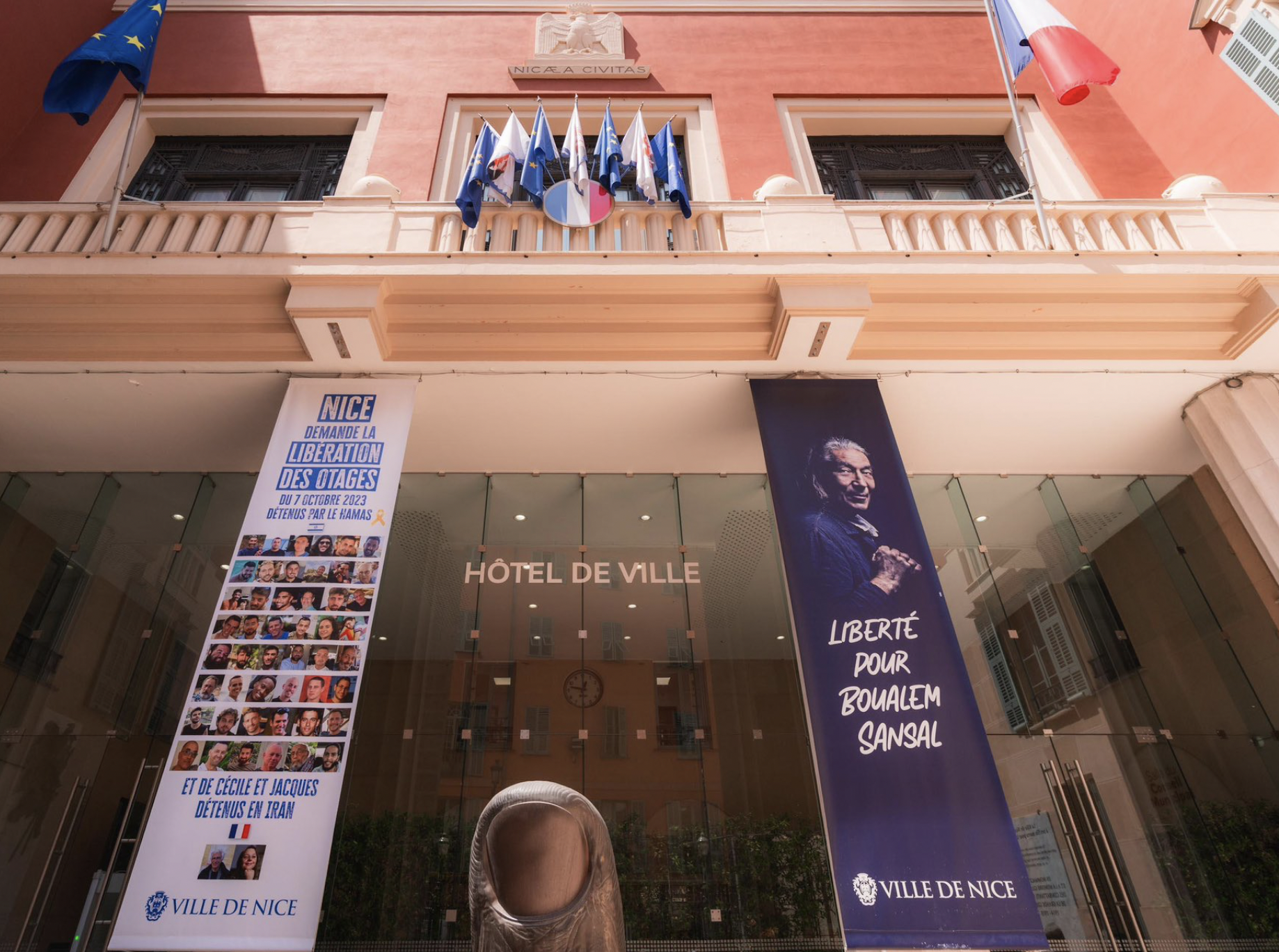 FRANCIA – Tribunale fa rimuovere bandiere israeliene da municipio Nizza, il sindaco risponde con striscione per ostaggi