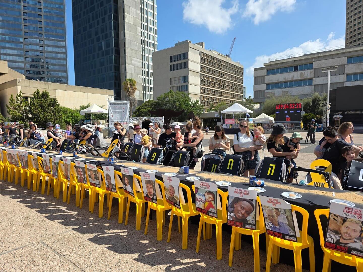 ISRAELE – Piazza e sondaggi chiedono un’intesa sui rapiti