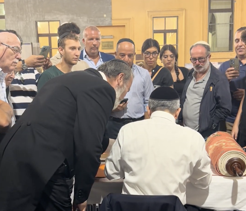 ROMA – In sinagoga un Sefer in onore dei Bibas