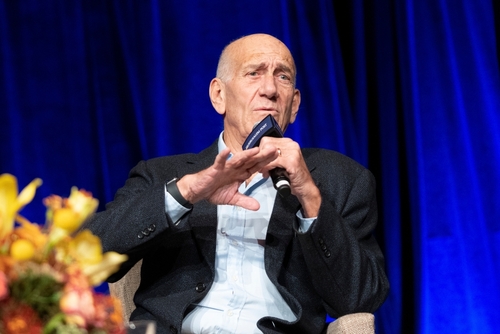 NAPOLI – Olmert parla di dialogo, Comune revoca patrocinio