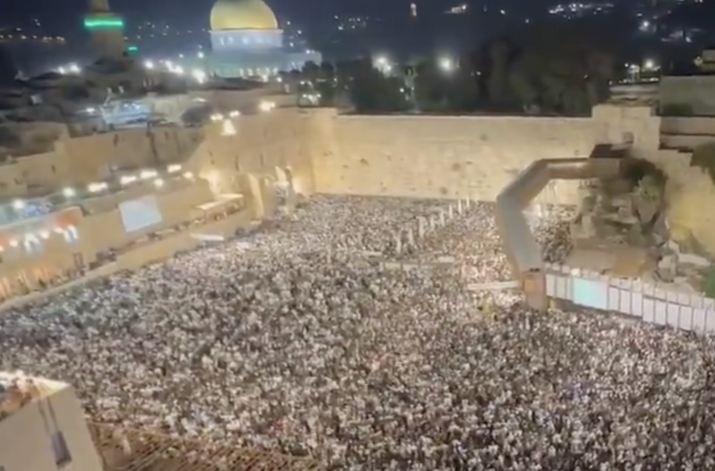 YOM KIPPUR – In 100mila al Kotel assieme agli ex ostaggi