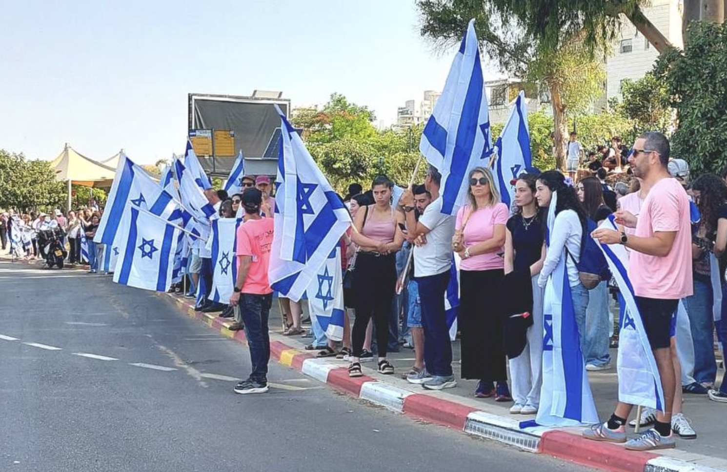 ISRAELE – Il paese si veste di rosa: l’addio a Inbar Haiman