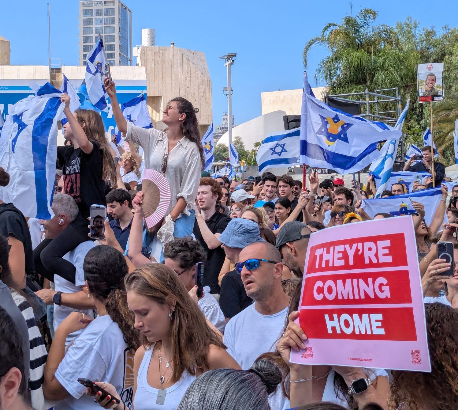 ISRAELE – Settantamila in piazza per le famiglie riunite