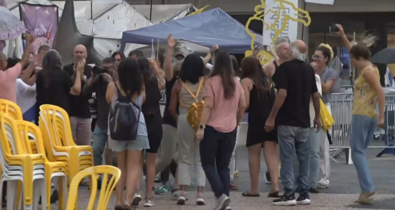ISRAELE – Paese in festa tra lacrime e speranza, balli in Piazza degli Ostaggi