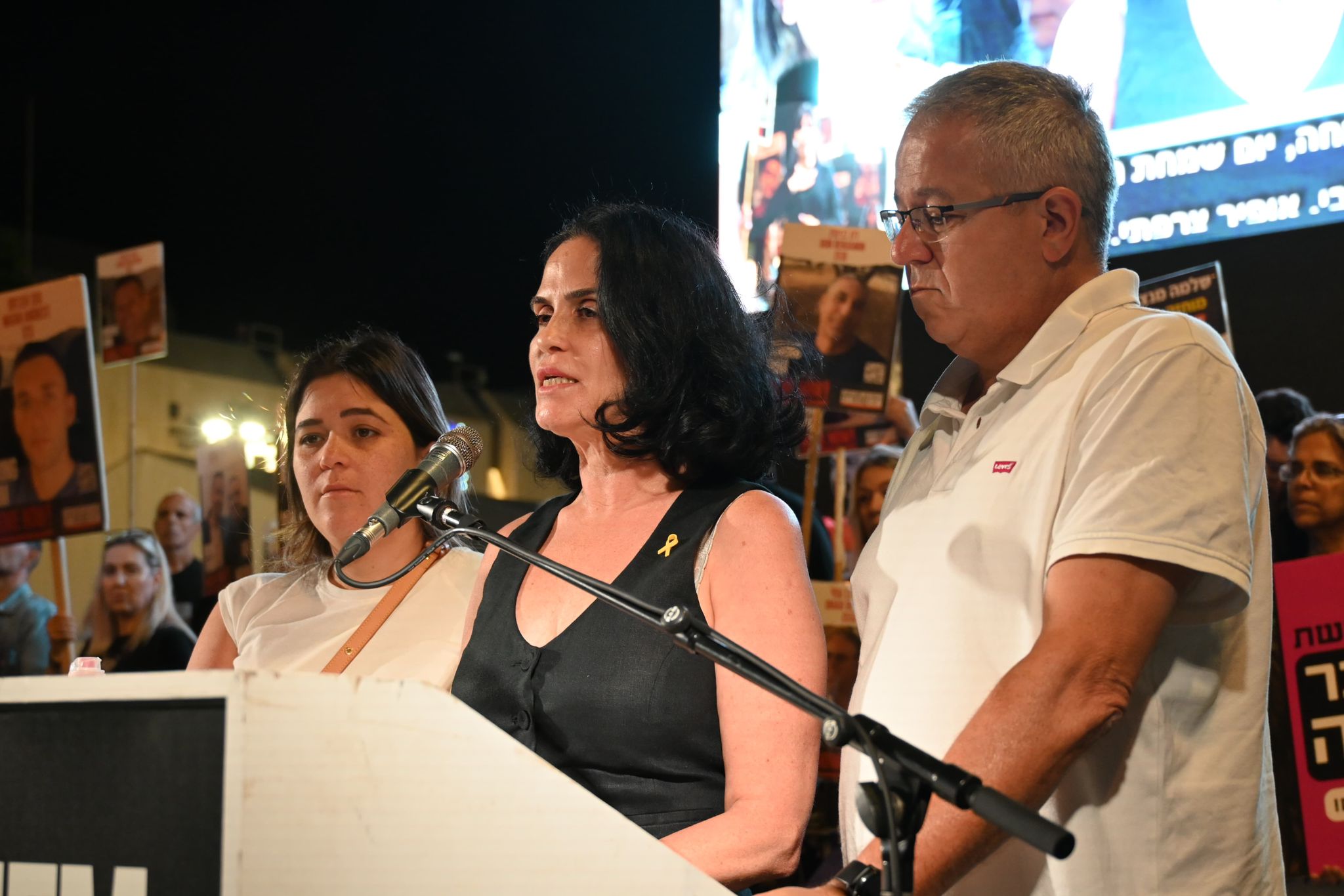GAZA – Messinscena di Hamas che simula il ritrovamento di un ostaggio