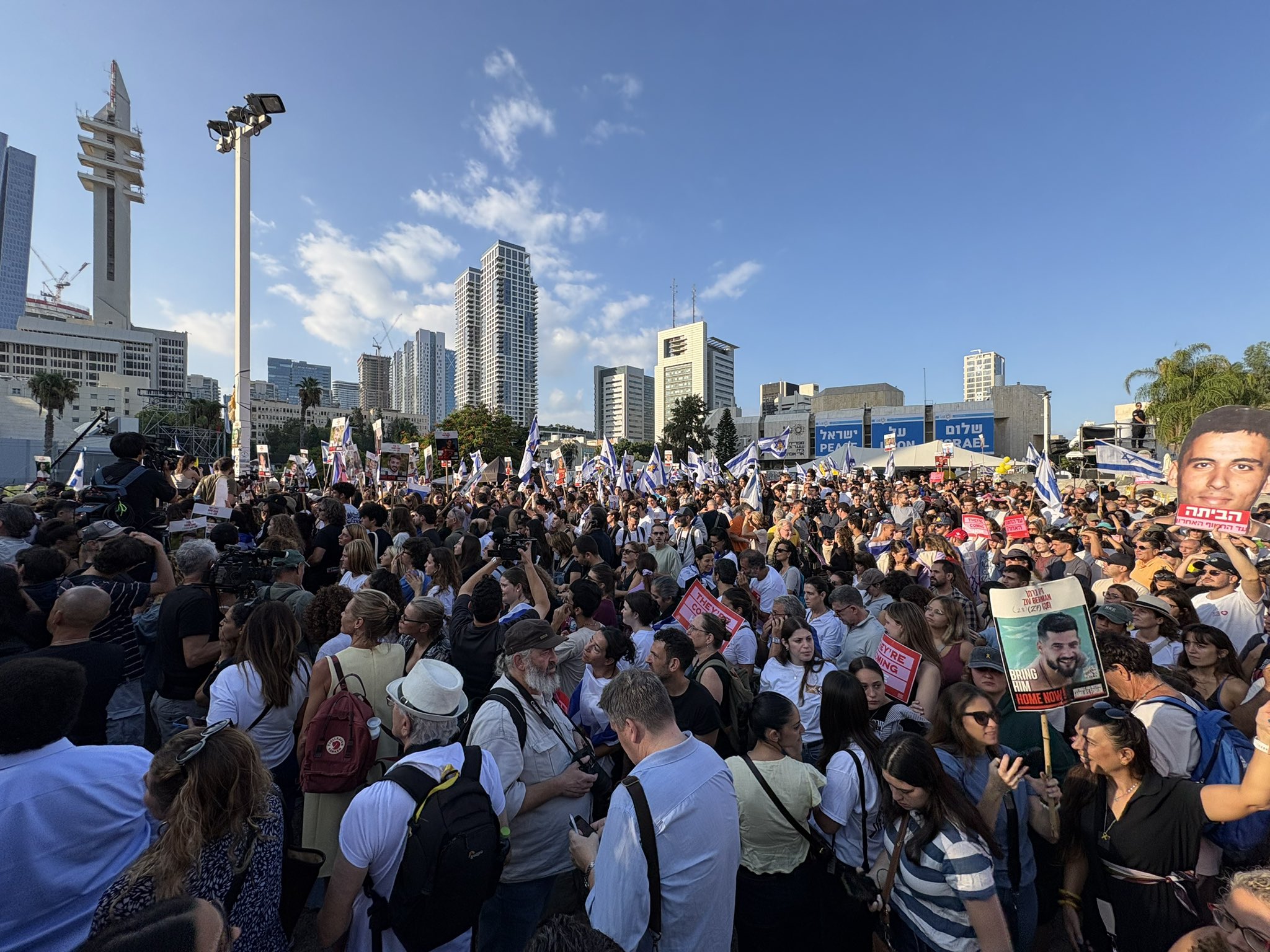 ISRAELE – Tornano gli ostaggi, l’emozione travolge il paese
