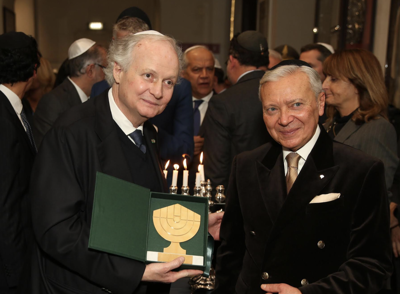 CHANUKKAH – Al museo ebraico conferita Menorah d’Oro al manager Lucchini