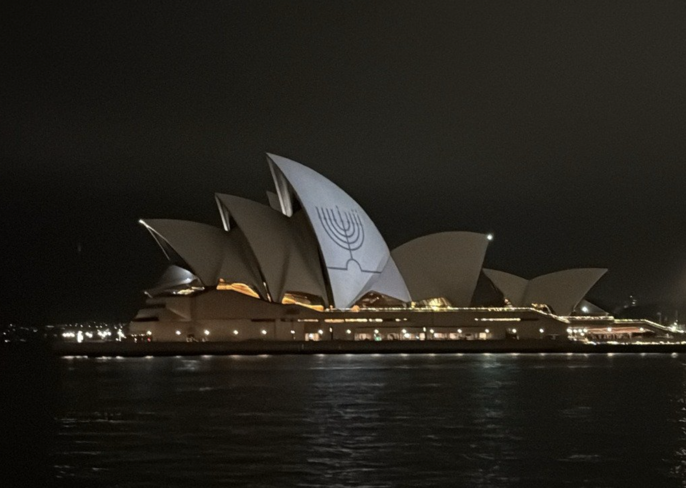 SYDNEY – Una chanukkiah solidale nelle case dei non ebrei