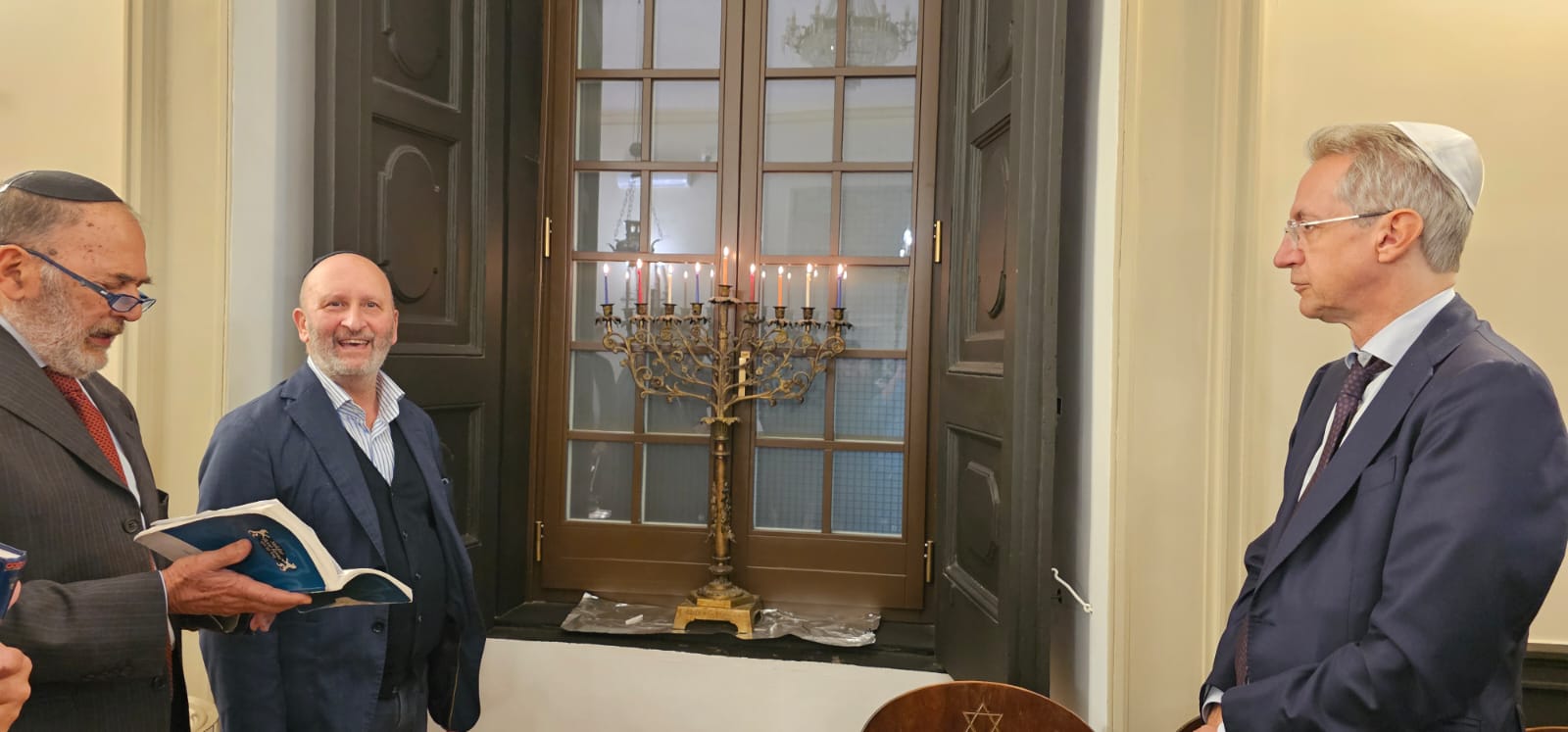 NAPOLI – Chanukkah, l’ottavo lume dalla sinagoga alla piazza