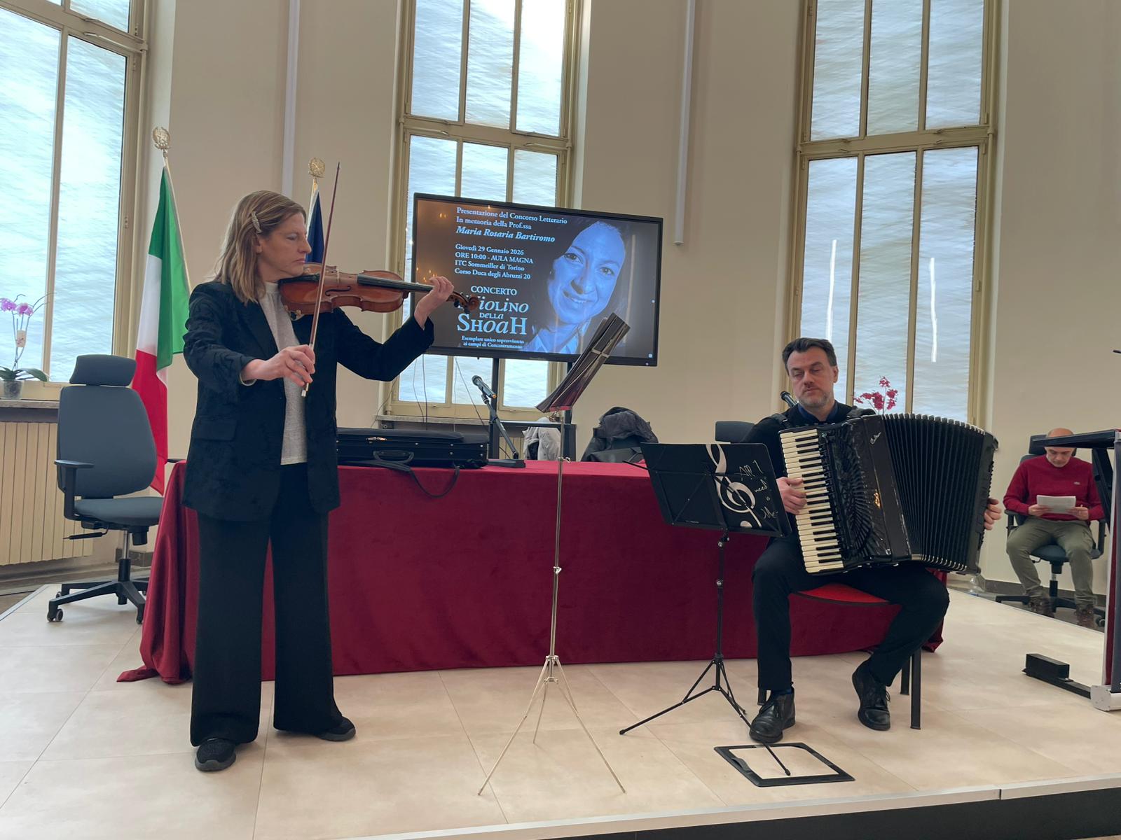 TORINO – Il Violino della Shoah risuona a scuola, dove iniziò la persecuzione