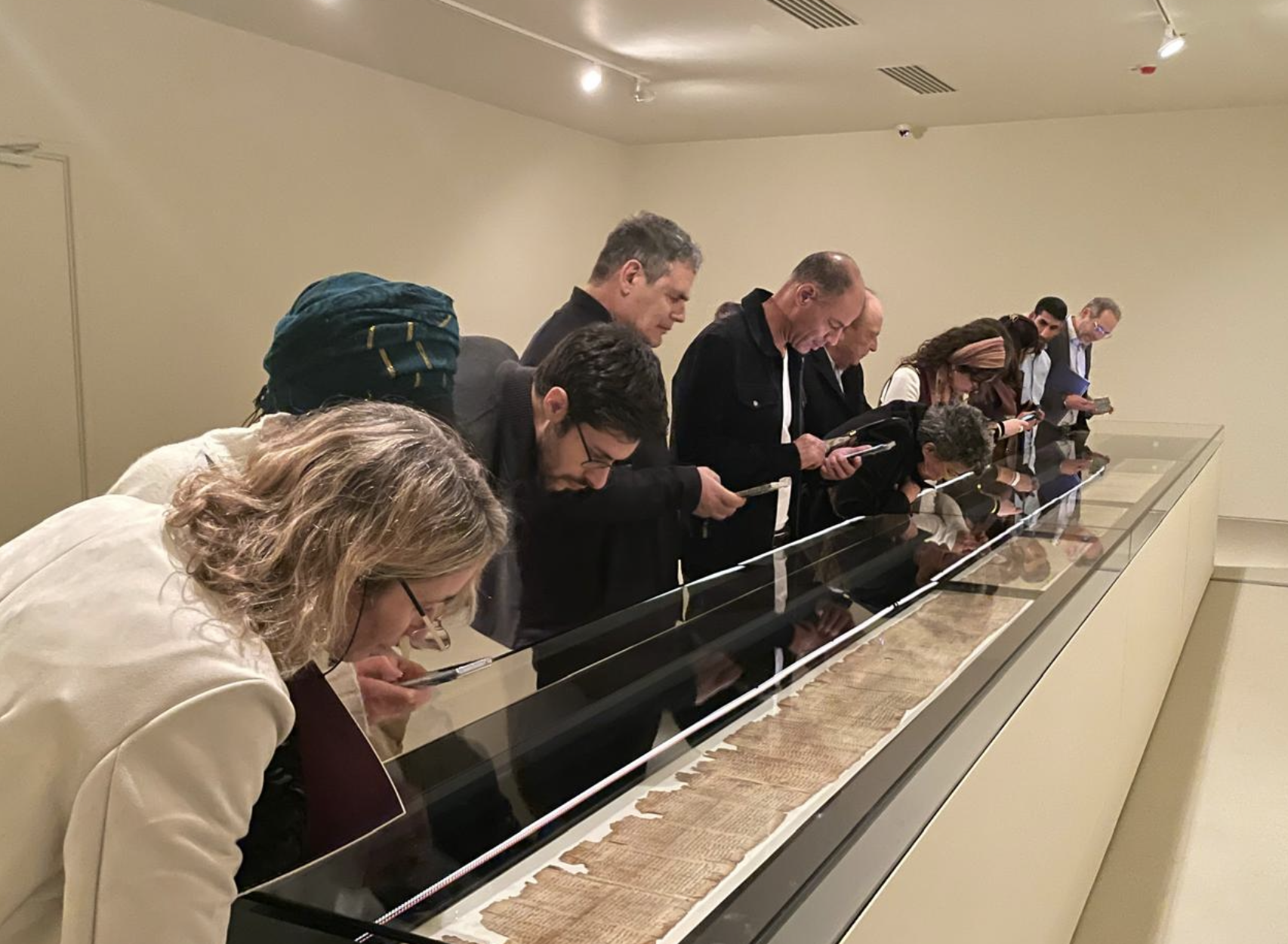 GERUSALEMME – Inaugurata mostra su Grande Rotolo di Isaia, Herzog: «Una voce che ci chiama dal deserto»