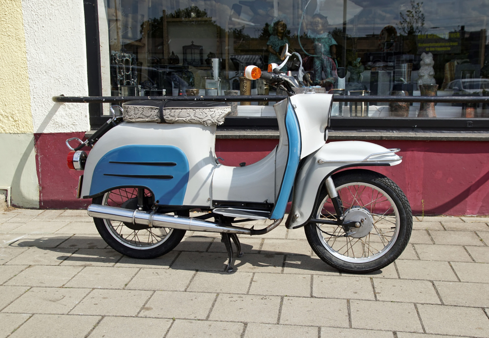 GERMANIA – La famiglia Simson all’AfD: «Giù le mani dai nostri motorini»