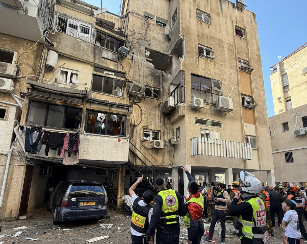 ISRAELE – Missili iraniani sul centro del Paese. Le Idf attaccano Teheran e Beirut