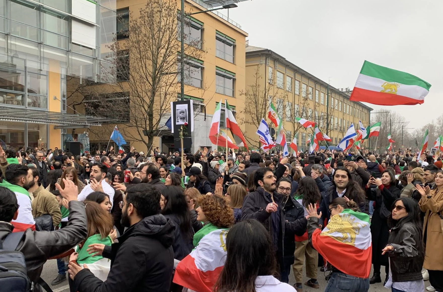 MILANO – La dissidente iraniana: «Per 47 anni abbiamo atteso questo momento. Ora vogliamo giustizia e democrazia»