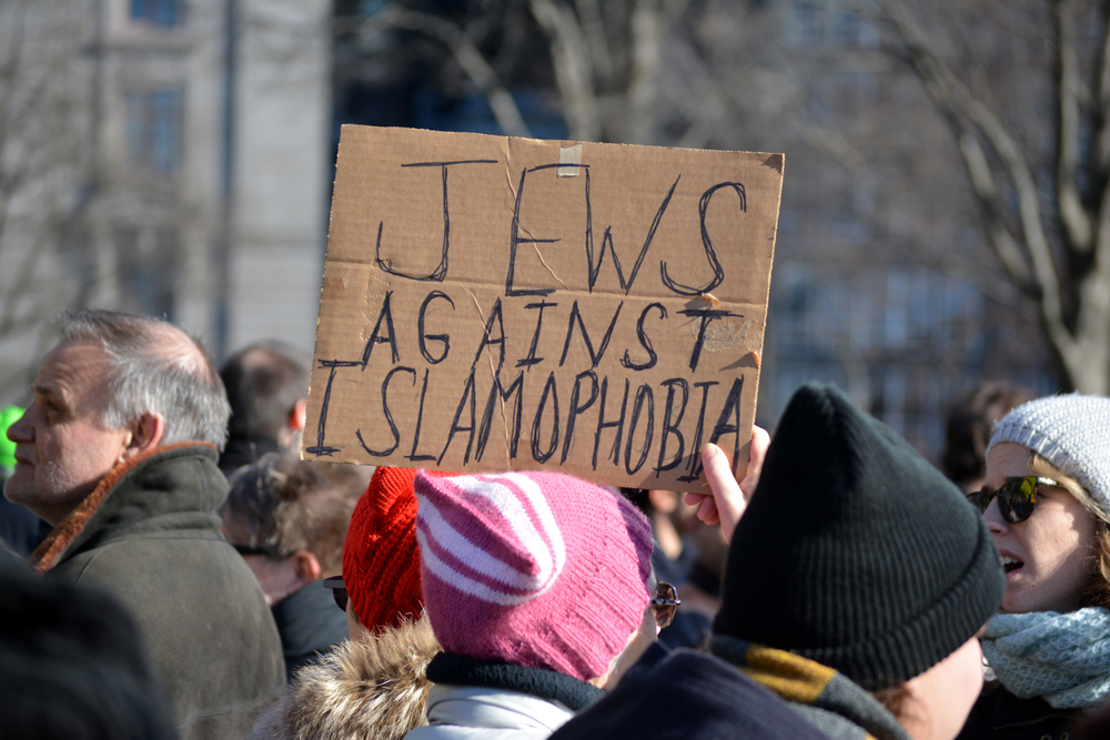 USA – I rischi per le minoranze da chi si oppone alla sharia con l’accetta