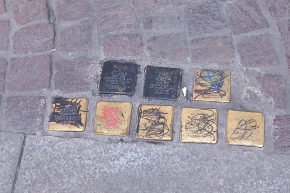 TORINO – Otto pietre d’inciampo vandalizzate